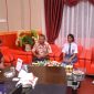 Wakil Wali Kota Tidore Kepulauan, Ahmad Laiman, menerima kedatangan Calon Paskibraka tingkat nasional asal Kota Tidore Kepulauan, Beatrix Missy, di ruang kerjanya. (Istimewa)