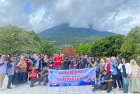 Kepala Dinas Sosial Kota Ternate Foto Bersama Pegawai Dinsos Usai Bakti Sosial di Taman Makam Pahlawan Banau. (Rakyatmu)