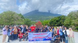 Kepala Dinas Sosial Kota Ternate Foto Bersama Pegawai Dinsos Usai Bakti Sosial di Taman Makam Pahlawan Banau. (Rakyatmu)