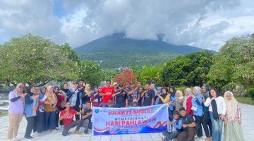 Kepala Dinas Sosial Kota Ternate Foto Bersama Pegawai Dinsos Usai Bakti Sosial di Taman Makam Pahlawan Banau. (Rakyatmu)