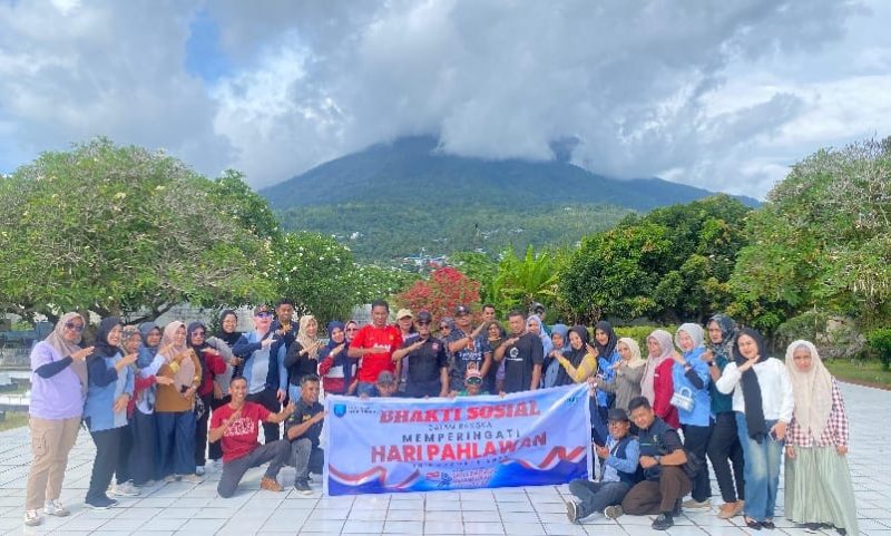 Kepala Dinas Sosial Kota Ternate Foto Bersama Pegawai Dinsos Usai Bakti Sosial di Taman Makam Pahlawan Banau. (Rakyatmu)