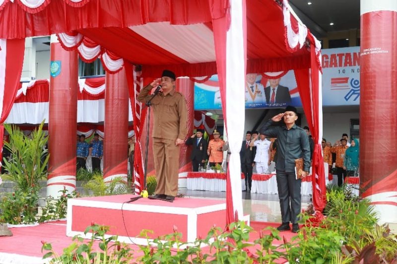 Staf Ahli Wali Kota Bidang Kemasyarakatan dan SDM, Abdullah Hi. Muhammad Saleh saat Menjadi Inspektur Upcara Hari Pahlawan Nasional. (Istimewa/Rakyatmu)