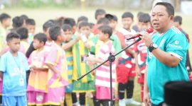 Sekda Kota Ternate, Rizal Marsaoly Membuka Festival Sepak Bola Usia Dini Piala Wali Kota Ternate. (Rakyatmu)