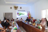 DPPKB Pulau Taliabu dan Tenaga Ahli Membahas Desain Besar Pembangunan Kependudukan Tahun 2025-2045. (Rakyatmu)