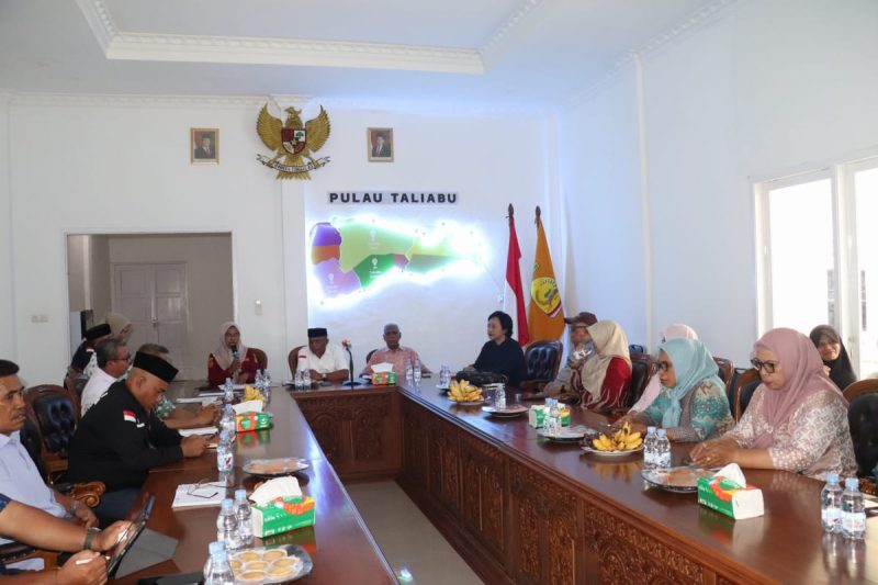 DPPKB Pulau Taliabu dan Tenaga Ahli Membahas Desain Besar Pembangunan Kependudukan Tahun 2025-2045. (Rakyatmu)