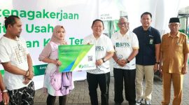 Sekda Kota Ternate Rizal Marsaoly saat Menyerahkan kartu BPJS Ketenagakerjaan kepada Pelaku usaha. (Ongky/Rakyatmu)