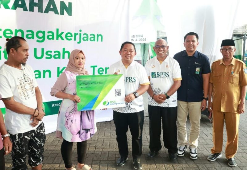 Sekda Kota Ternate Rizal Marsaoly saat Menyerahkan kartu BPJS Ketenagakerjaan kepada Pelaku usaha. (Ongky/Rakyatmu)