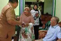 Ketua PGRI Kota Ternate Rizal Marsaoly Mengunjungi Pengurusnya yang Sedang Sakit