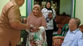 Ketua PGRI Kota Ternate Rizal Marsaoly Mengunjungi Pengurusnya yang Sedang Sakit