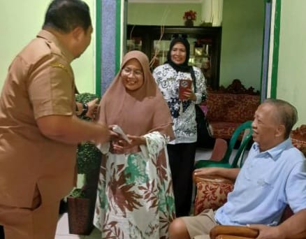 Ketua PGRI Kota Ternate Rizal Marsaoly Mengunjungi Pengurusnya yang Sedang Sakit