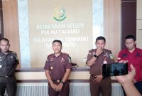 Kejari Pulau Taliabu Gelar Konferensi Pers Membantah Dugaan Oknum Jaksa Lakukan Pengutan Liar. (Rakyatmu) 