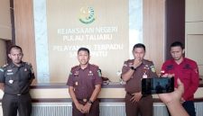 Kejari Pulau Taliabu Gelar Konferensi Pers Membantah Dugaan Oknum Jaksa Lakukan Pengutan Liar. (Rakyatmu) 