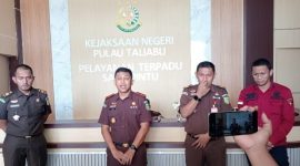 Kejari Pulau Taliabu Gelar Konferensi Pers Membantah Dugaan Oknum Jaksa Lakukan Pengutan Liar. (Rakyatmu) 