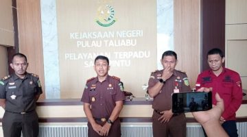 Kejari Pulau Taliabu Gelar Konferensi Pers Membantah Dugaan Oknum Jaksa Lakukan Pengutan Liar. (Rakyatmu) 