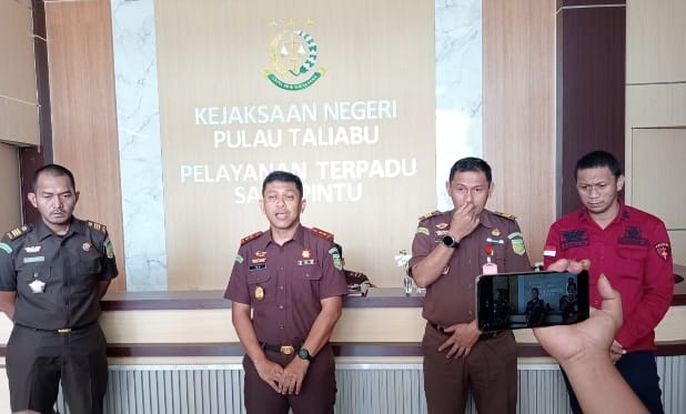 Kejari Pulau Taliabu Gelar Konferensi Pers Membantah Dugaan Oknum Jaksa Lakukan Pengutan Liar. (Rakyatmu)