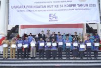 Pemerintah Kota Tidore Kepulauan memberikan penghargaan kepada pemenang lomba inovasi daerah kategori OPD. (Istimewa)