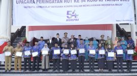 Pemerintah Kota Tidore Kepulauan memberikan penghargaan kepada pemenang lomba inovasi daerah kategori OPD. (Istimewa)