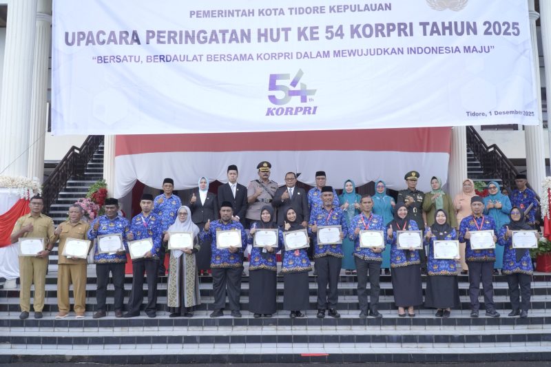 Pemerintah Kota Tidore Kepulauan memberikan penghargaan kepada pemenang lomba inovasi daerah kategori OPD. (Istimewa)