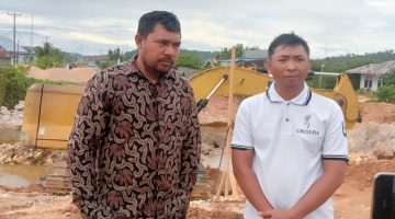 Ketua Komisi III DPRD  Pulau Taliabu, Budiman L. Mayabubun Tinjau Pembangunan Jembatan Fangahu. (RakyatMu)