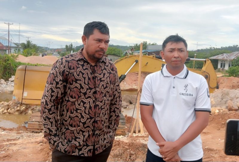 Ketua Komisi III DPRD  Pulau Taliabu, Budiman L. Mayabubun Tinjau Pembangunan Jembatan Fangahu. (RakyatMu)