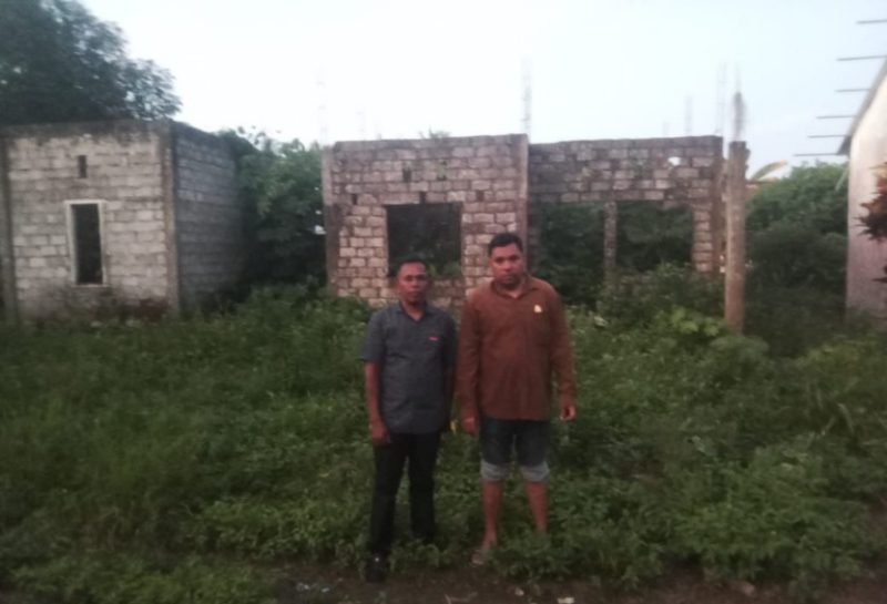 Kantor Desa Wahe, Kabupaten Pulau Taliabu yang Terbengkalai hingga Ditumbuhi Rumput Liar. (RakyatMu)