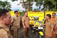 Sekda Kota Ternate Didampingi Kepala Dinas PUPR Kota Ternate, Rus'an M. Nur Taib Menyerahkan 7 Unit Armada Sampah di Kecamatan Ternate Barat