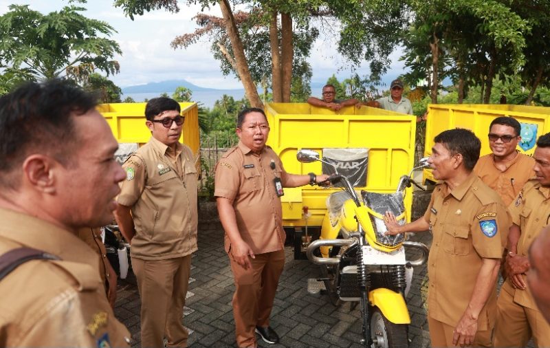 Sekda Kota Ternate Didampingi Kepala Dinas PUPR Kota Ternate, Rus'an M. Nur Taib Menyerahkan 7 Unit Armada Sampah di Kecamatan Ternate Barat