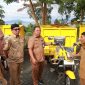Sekda Kota Ternate Didampingi Kepala Dinas PUPR Kota Ternate, Rus'an M. Nur Taib Menyerahkan 7 Unit Armada Sampah di Kecamatan Ternate Barat