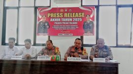 Kapolres Pulau Taliabu, AKBP Adnan Wahyu saat menyampaikan capaian kinerja tahun 2025. (Rakyatmu)