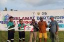 Penyerahan bantuan uang sebesar Rp 155 juta dari PT Karya Wijaya kepada Panitia Faknon Cup 2025. (Istimewa)
