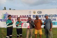 Penyerahan bantuan uang sebesar Rp 155 juta dari PT Karya Wijaya kepada Panitia Faknon Cup 2025. (Istimewa)