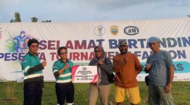 Penyerahan bantuan uang sebesar Rp 155 juta dari PT Karya Wijaya kepada Panitia Faknon Cup 2025. (Istimewa)