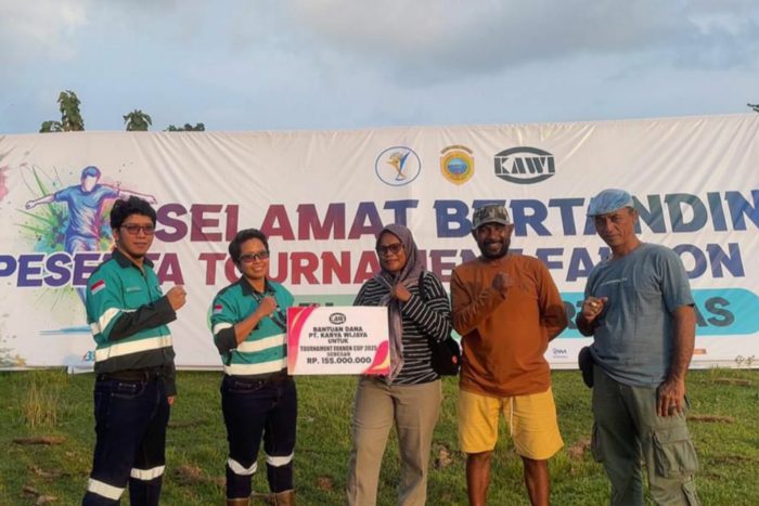 Penyerahan bantuan uang sebesar Rp 155 juta dari PT Karya Wijaya kepada Panitia Faknon Cup 2025. (Istimewa)