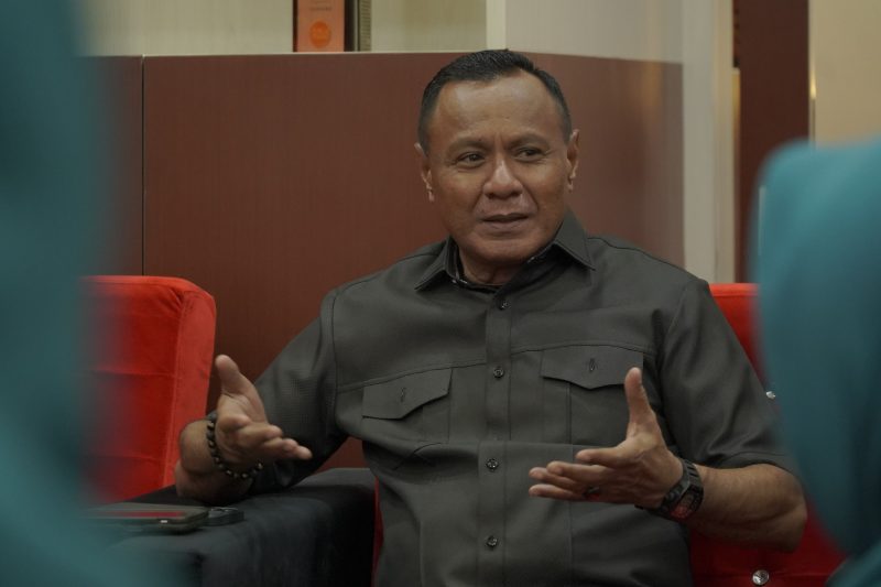 Wali Kota Tidore Kepulauan, Muhammad Sinen, saat menerima kunjungan kerja PT Temas Shipping di ruang kerjanya. (Istimewa)