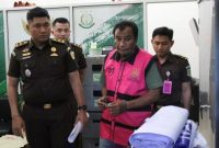 Penahanan Plt. Kepala Dinas PUPR Kepulauan Sula oleh Kejari. (RakyatMu)