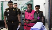 Penahanan Plt. Kepala Dinas PUPR Kepulauan Sula oleh Kejari. (RakyatMu)