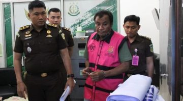 Penahanan Plt. Kepala Dinas PUPR Kepulauan Sula oleh Kejari. (RakyatMu)