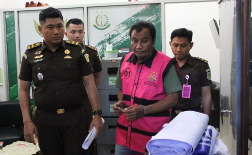 Penahanan Plt. Kepala Dinas PUPR Kepulauan Sula oleh Kejari. (RakyatMu)