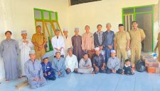 Dinas PUPR Pulau Taliabu saat Menyerahkan Sembako ke Pondok Pesantren At-Fatah