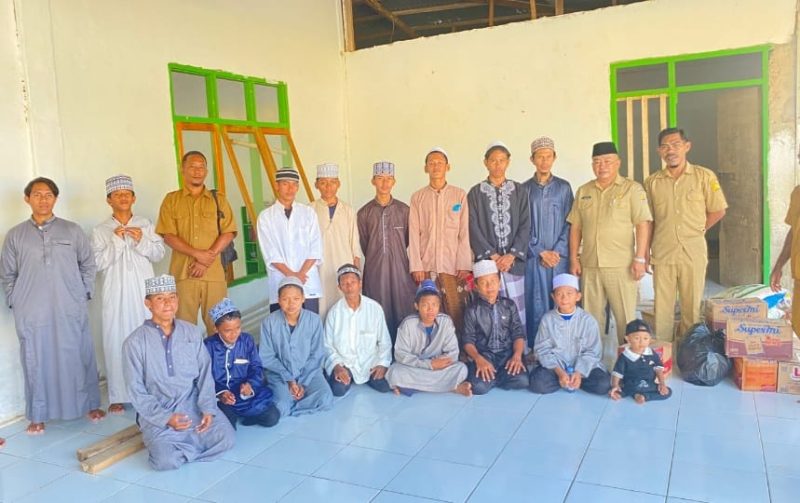 Dinas PUPR Pulau Taliabu saat Menyerahkan Sembako ke Pondok Pesantren At-Fatah 