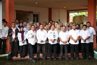 Sekda Kota Ternate, Rizal Marsaoly Bersama Pegawai Dispora Kota Ternate. (Istimewa/RakyatMu)