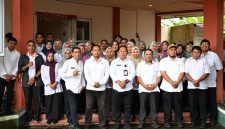 Sekda Kota Ternate, Rizal Marsaoly Bersama Pegawai Dispora Kota Ternate. (Istimewa/RakyatMu)