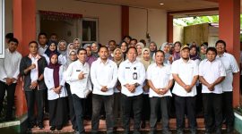 Sekda Kota Ternate, Rizal Marsaoly Bersama Pegawai Dispora Kota Ternate. (Istimewa/RakyatMu)