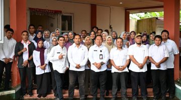 Sekda Kota Ternate, Rizal Marsaoly Bersama Pegawai Dispora Kota Ternate. (Istimewa/RakyatMu)
