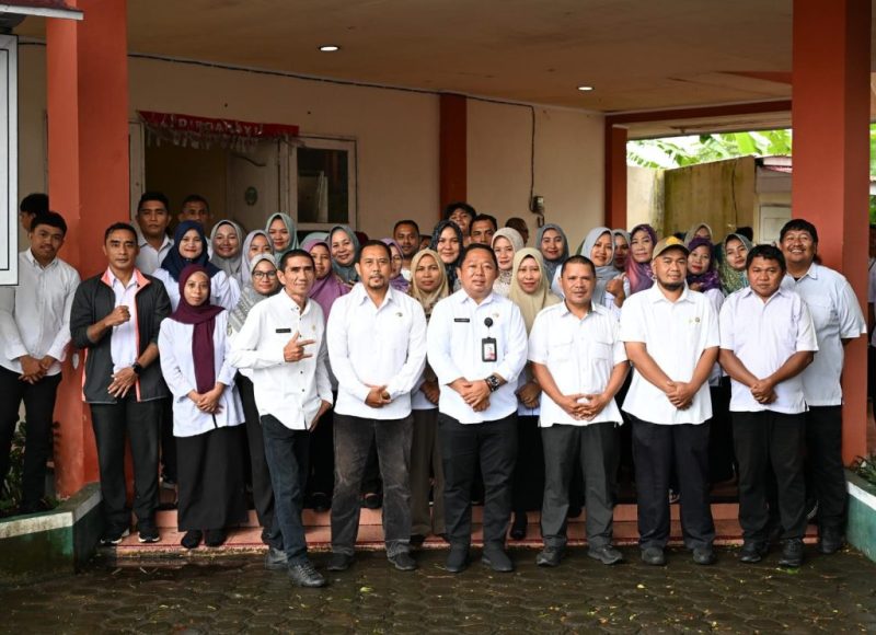 Sekda Kota Ternate, Rizal Marsaoly Bersama Pegawai Dispora Kota Ternate. (Istimewa/RakyatMu)