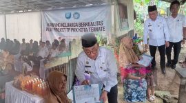 Wali Kota Ternate, M. Tauhid Soleman Menyerahkan Bantuan Sosial dan E-KTP kepada Ibu Labe Lahe di Acara Kampung Keluarga Berkulitas Pilot Project TP PKK Kota Ternate