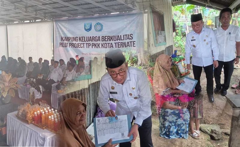 Wali Kota Ternate, M. Tauhid Soleman Menyerahkan Bantuan Sosial dan E-KTP kepada Ibu Labe Lahe di Acara Kampung Keluarga Berkulitas Pilot Project TP PKK Kota Ternate