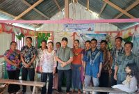 Anggota DPRD Kabupaten Pulau Taliabu, Ibrahim La Imu Bersama Warga Dusun Langkuba Desa Wayo. (RakyatMu)