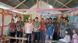 Anggota DPRD Kabupaten Pulau Taliabu, Ibrahim La Imu Bersama Warga Dusun Langkuba Desa Wayo. (RakyatMu)