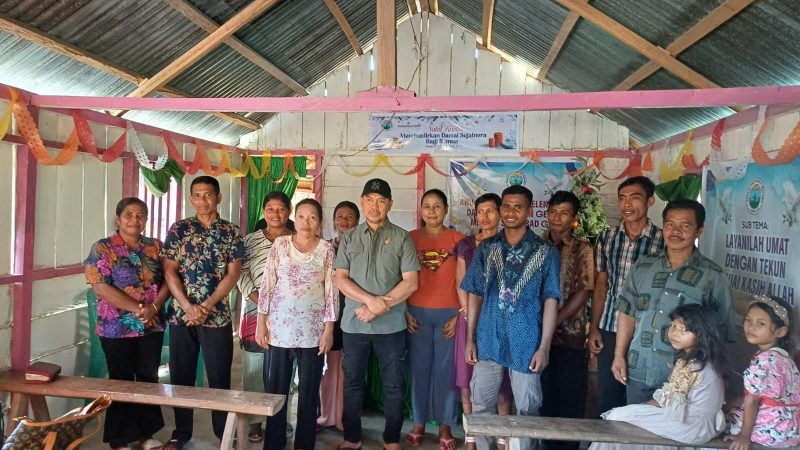 Anggota DPRD Kabupaten Pulau Taliabu, Ibrahim La Imu Bersama Warga Dusun Langkuba Desa Wayo. (RakyatMu)